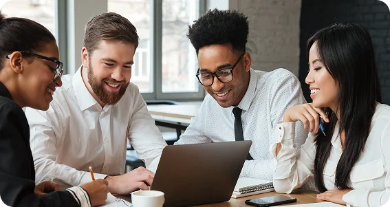 Equipe trabalhando com notebook